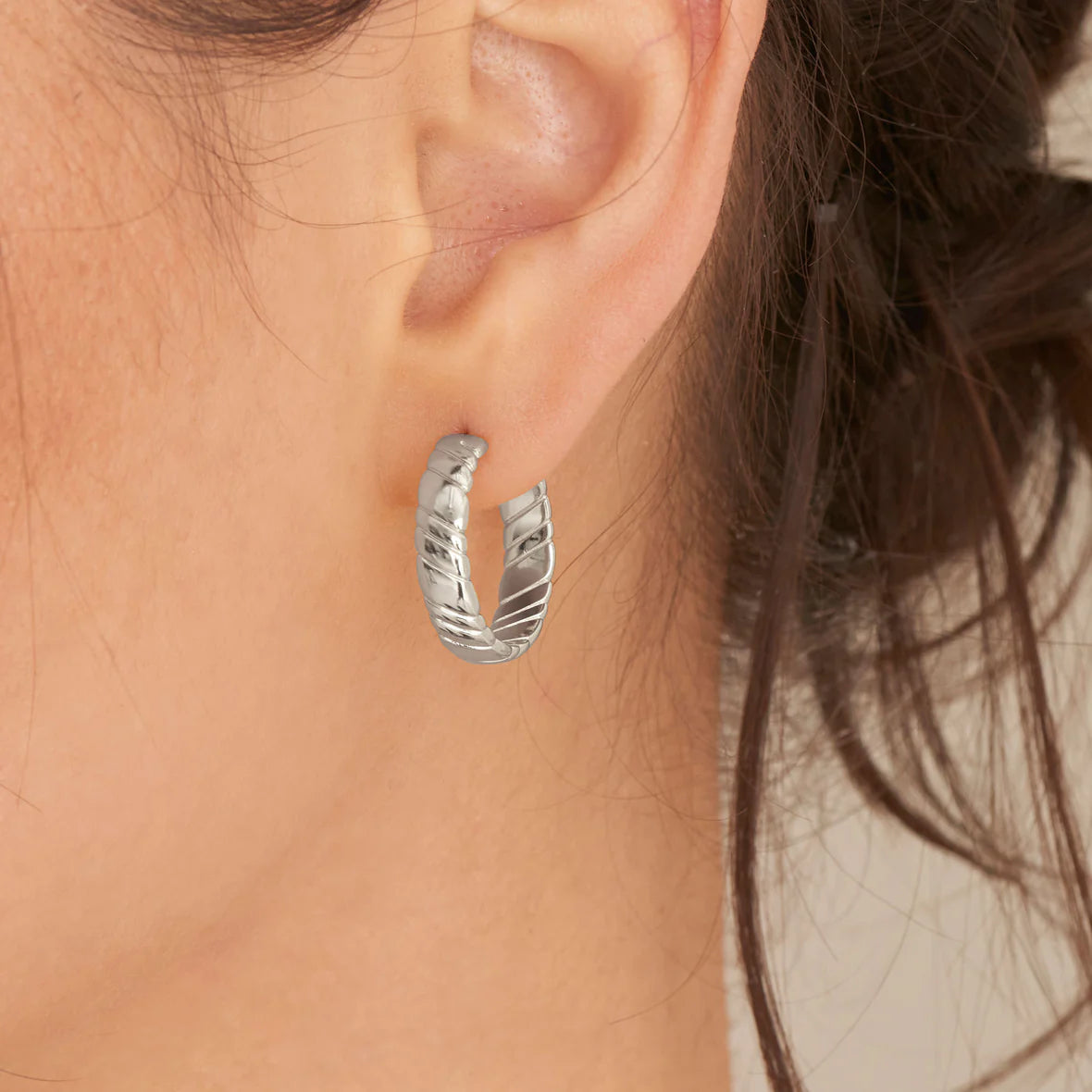 GOLD SMOOTH TWIST HOOP EARRINGS