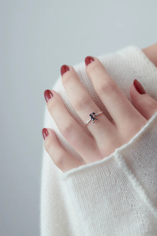 MINI RUNAWAY GIRL RING